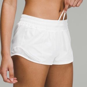 Lululemon Hotty Hot LR 2.5” Short White New with Tags Size 6